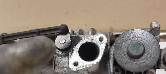 Jaguar XF X250 EGR valve 701881040 09T128