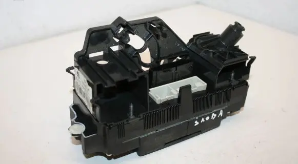 Skoda Octavia Mk2 (1Z) Climate control unit 1Z0820045A 5HB00932401