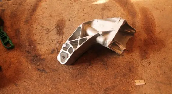 Mercedes-Benz C W203 Front bumper mounting bracket 8w0199