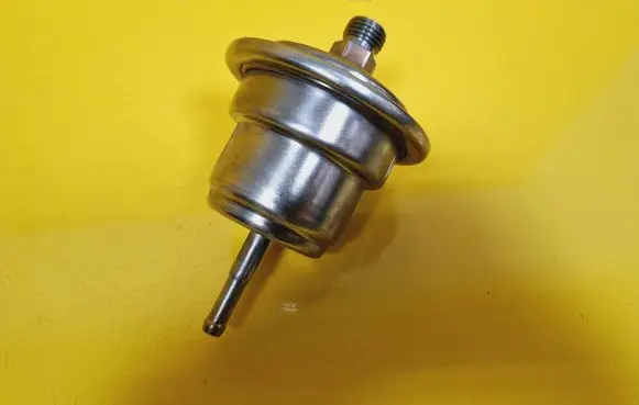 Mercedes-Benz 190 W201 Fuel pressure regulator 0004760621