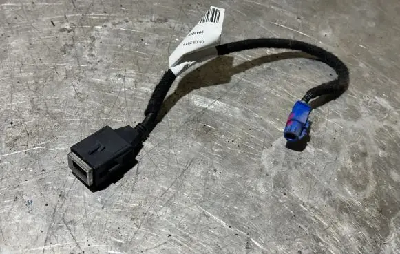 Peugeot 308 USB socket connector 9826717080