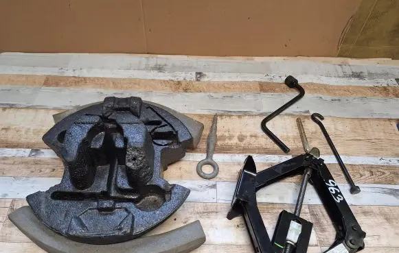 Peugeot 607 Tool set 9619870080