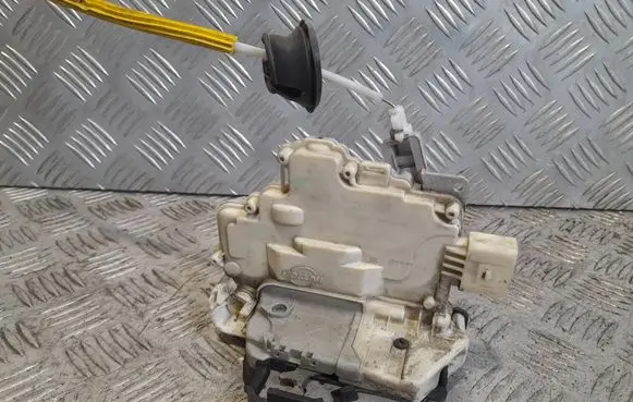 Audi A3 S3 8P Front door lock 4F2837016