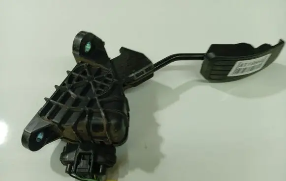 Subaru B9 Tribeca Accelerator throttle pedal 36010XA000