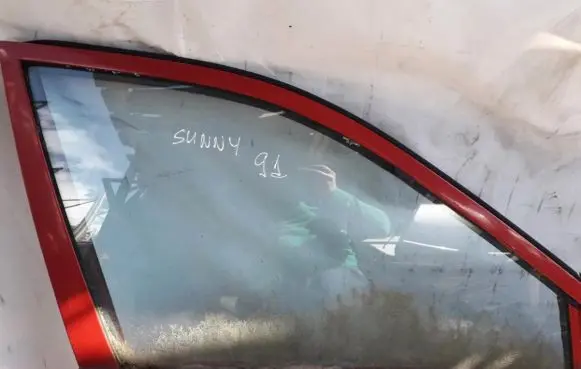 Nissan Sunny Front door window glass four-door