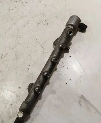 Mercedes-Benz C W204 Fuel main line pipe A6510700495 R9144Z240A
