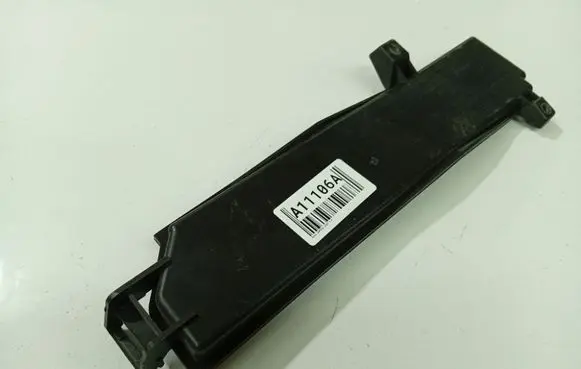 Opel Zafira B Fuse box cover 
