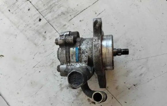 Nissan X-Trail T30 Power steering pump 8H800 43162127