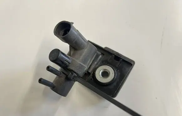 Chrysler Grand Voyager IV Turbo solenoid valve 5149105AA