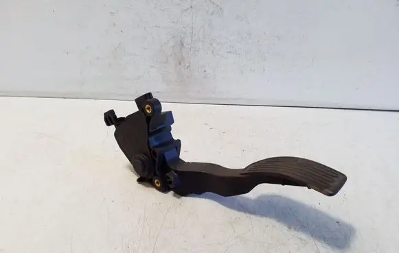 Accelerator throttle pedal