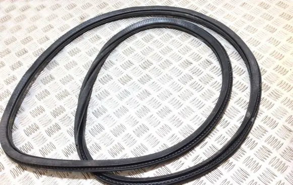 Volvo XC90 Front door rubber seal 31457673