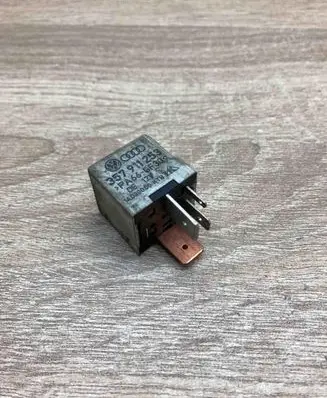 Volkswagen PASSAT B4 Other relay 357911253