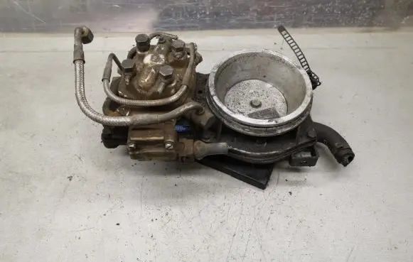 Audi 80 90 B3 Fuel distributor 0438121011 026133353 0438101005