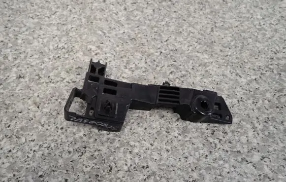 Suzuki SX4 S-Cross Fender mounting bracket
