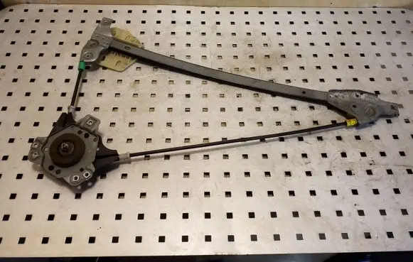 Rear door manual window regulator