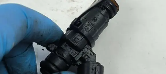 Audi A8 S8 D3 4E Fuel injector 