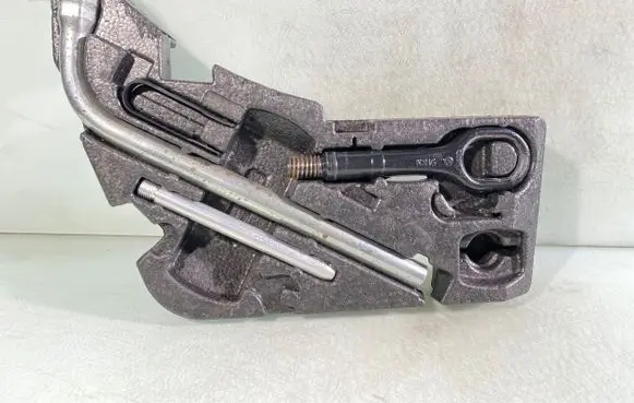 Audi Q7 4L Tool set 4L0011075