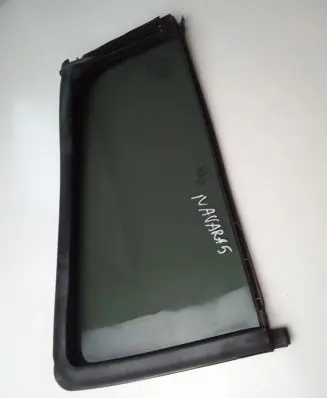 Nissan Navara D23 Rear vent window glass 82272EB305