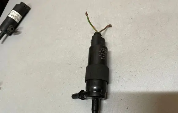 Audi A4 S4 B8 8K Windscreen/windshield washer pump 8K09556811