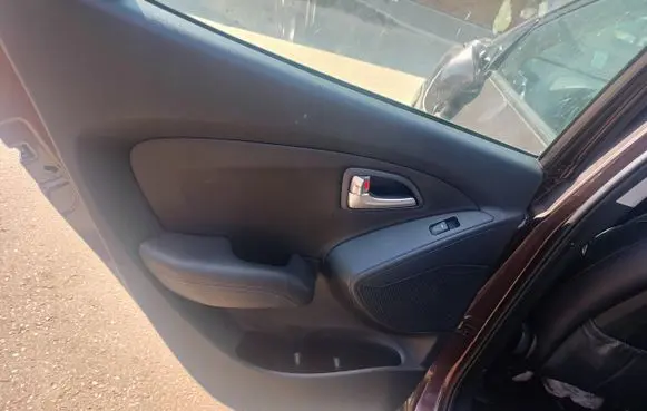 Hyundai ix35 Front door card panel trim