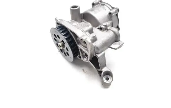 Volkswagen Golf VII Oil pump 04L145208D