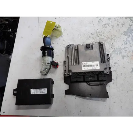 Renault Trafic III (X82) Engine ECU kit and lock set 028102458