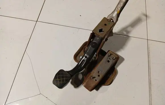 Volkswagen Polo IV 9N3 Brake pedal 601721058BA