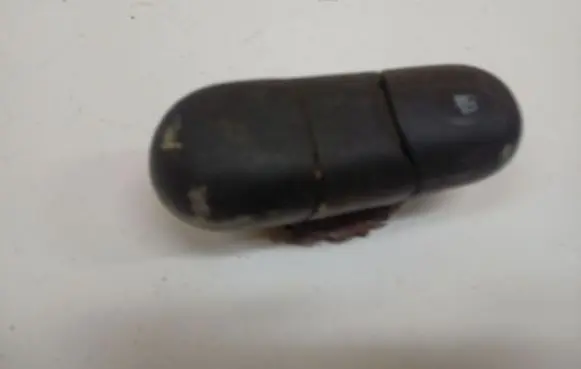 Renault Laguna I Fuel tank opening switch 