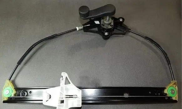Rear door manual window regulator