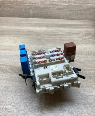 Nissan Primera Fuse module 24350AV700