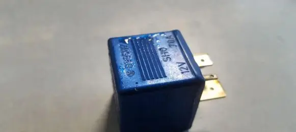 Volkswagen PASSAT B5.5 Other relay 8A0951253 899587