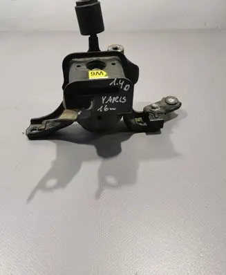 Toyota Yaris Engine mount bracket