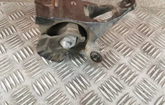 Mazda CX-5 Engine mount bracket