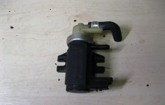 Citroen C4 I Picasso Turbo solenoid valve 9672875080 VD3639