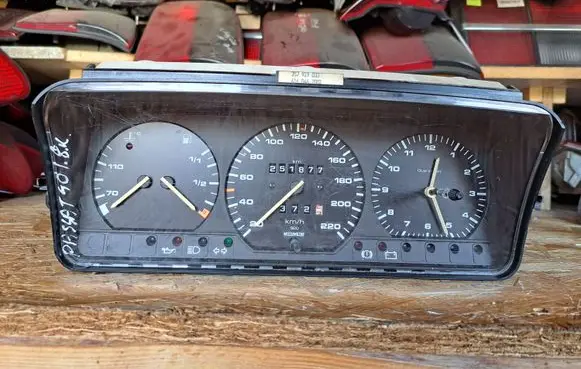 Volkswagen PASSAT B3 Speedometer (instrument cluster) 357919033 6160462001