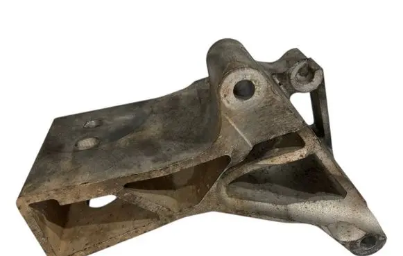 Engine mounting bracket