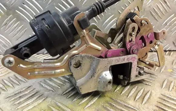 Mercedes-Benz C W202 Rear door lock 2027300635