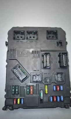 Peugeot 206 Fuse module 9653667580 215724975 S118085320