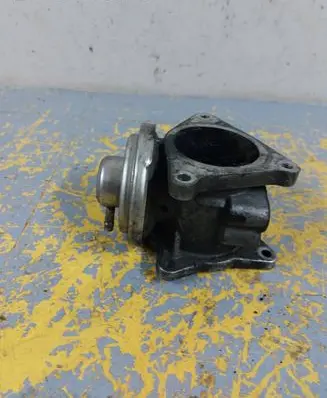 Volkswagen Touran I EGR valve 038129637D