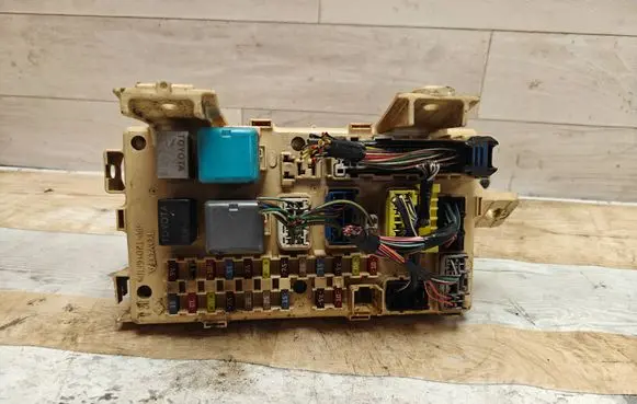 Toyota Corolla Verso AR10 Fuse module 82641CA030F 4190532715
