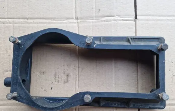 Volkswagen Golf I Air filter box 067133837K 067133837F
