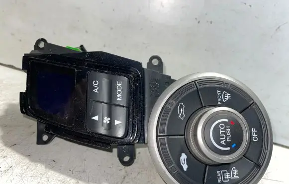Honda Insight Climate control unit D09Z9 PPTD30
