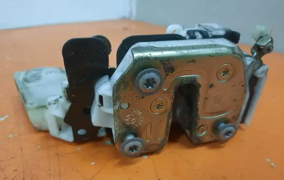 Nissan Pathfinder R50 Front door lock 805525P013