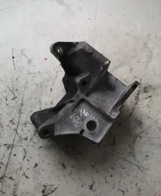 Volvo V70 Engine mounting bracket