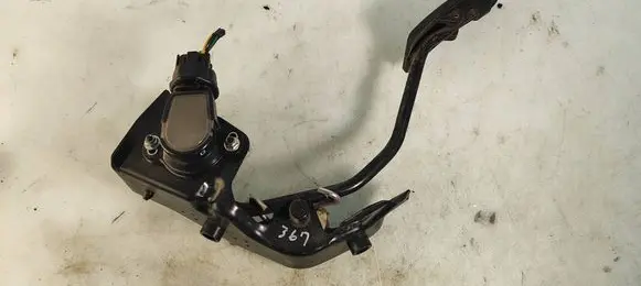 Accelerator throttle pedal