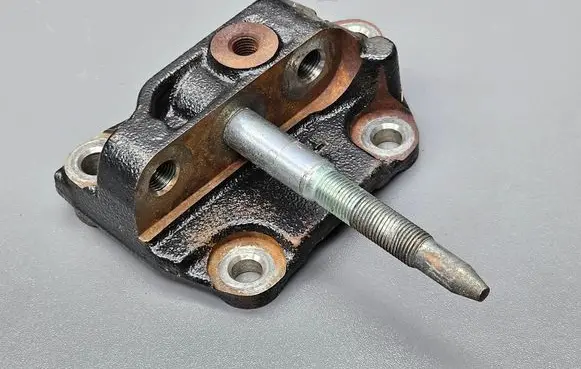 Engine mounting bracket