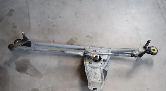 Front wiper linkage