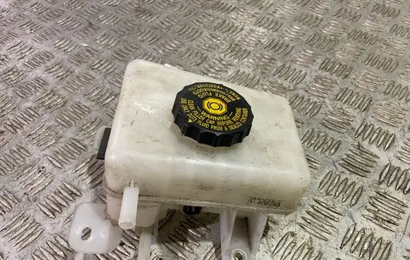 Brake fluid reservoir