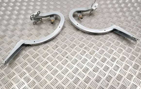 Tailgate/trunk/boot hinge