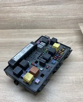 Opel Astra H Fuse module 13206745